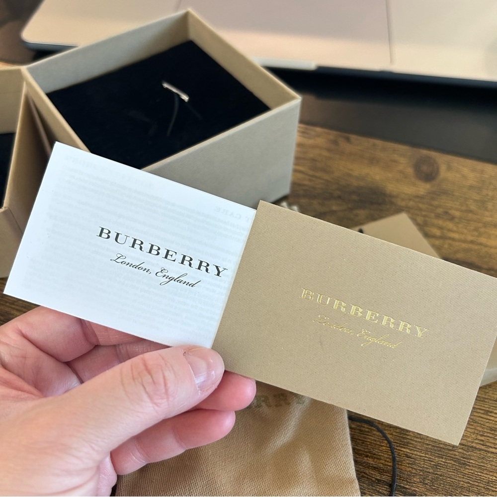 NEW Burberry Leather-Wrapped T Alphabet Charm in Light Gold/Tan - Picture 6 of 9